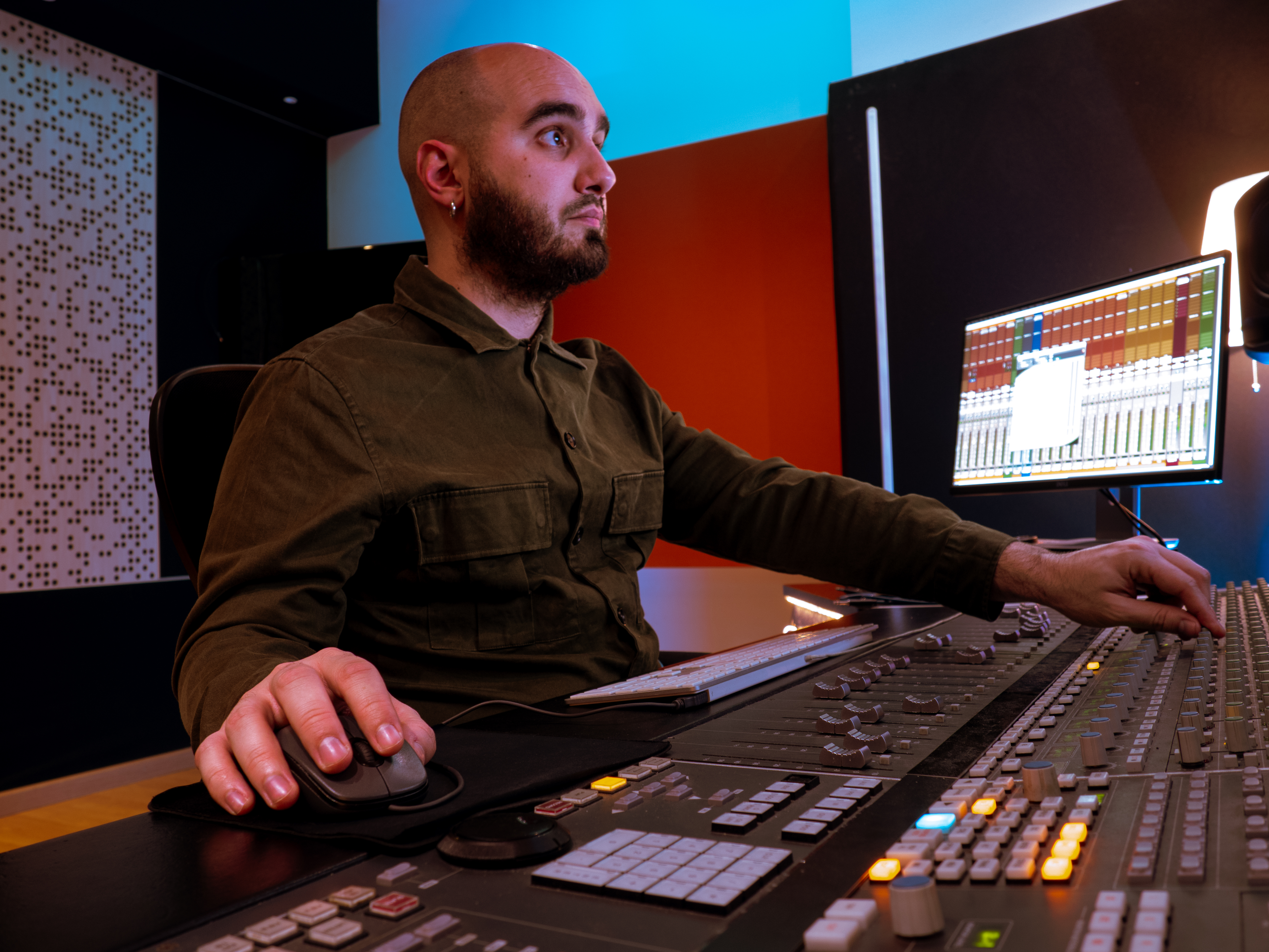 Iker Elvi working in the studio