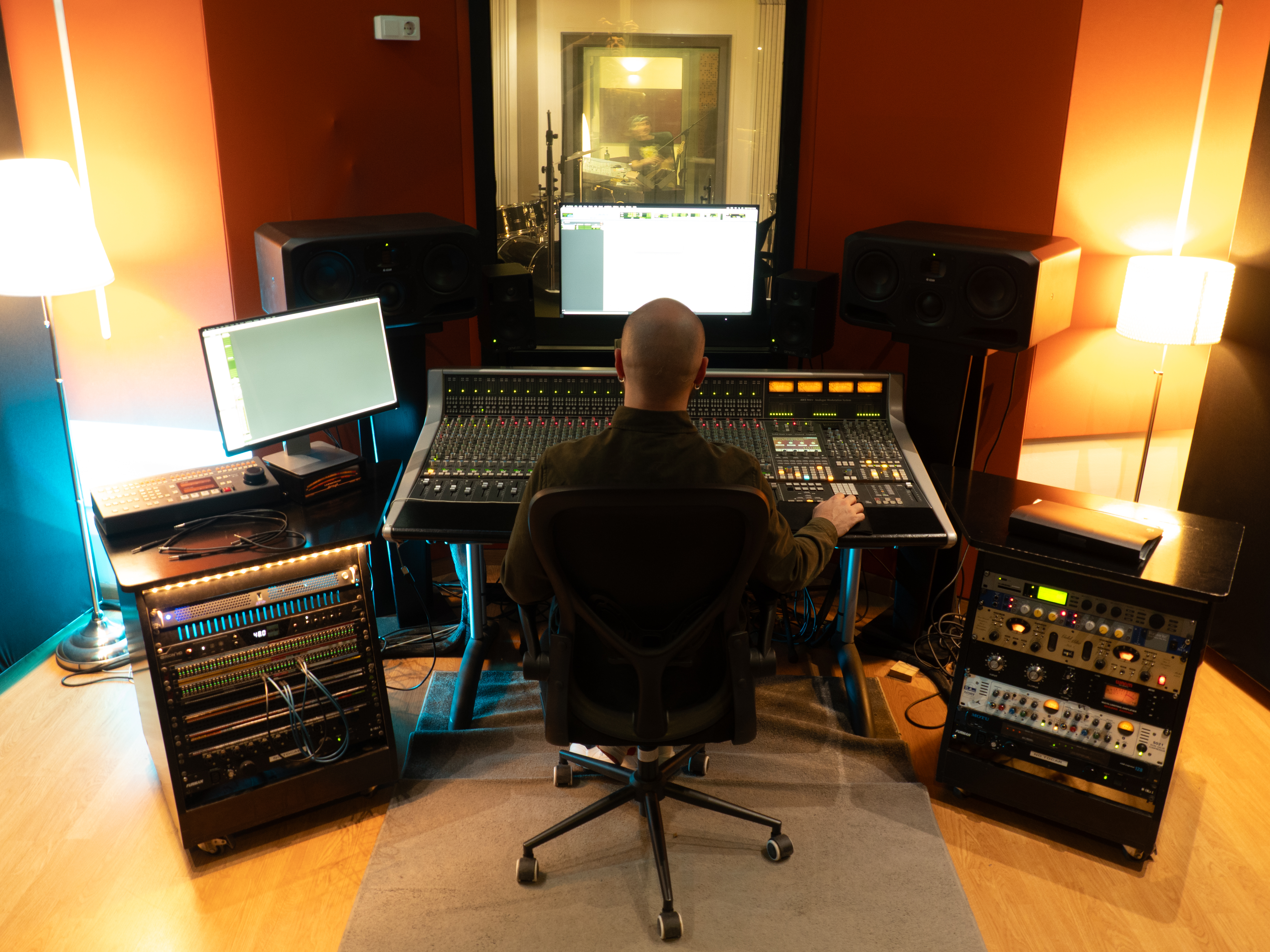 Iker Elvi in studio environment